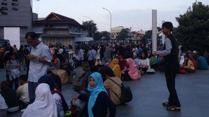 Warga mulai padati Plataran Teater Jakarta untuk menyaksikan gerhana bulan total