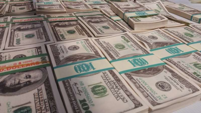Dolar palsu.