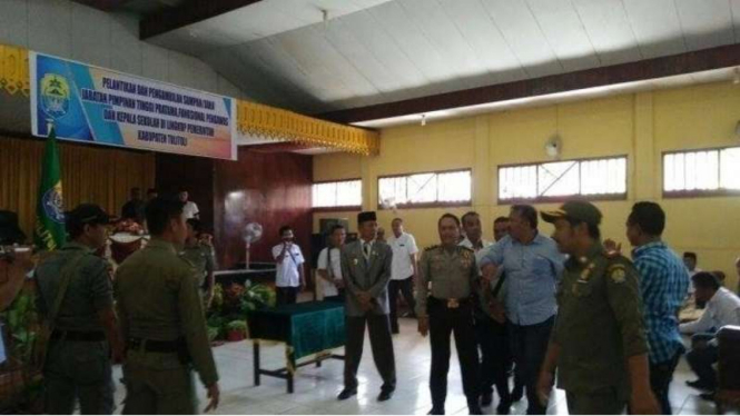 Suasana kericuhan antara Bupati Tolitoli dan wakilnya yang menjadi viral di jejaring sosial.