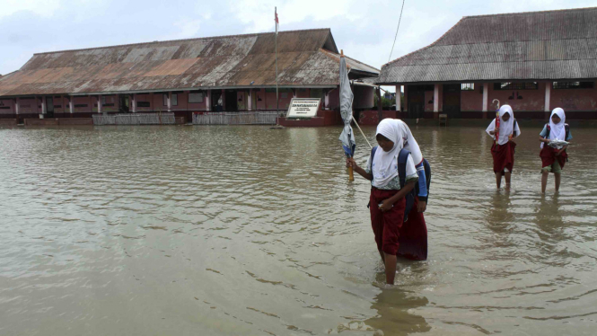 Banjir Rob Melanda Pesisir Usai Fenomena Gerhana Bulan