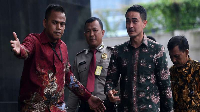Gubernur Jambi Zumi Zola (kedua kanan)  menjalani pemeriksaan di gedung KPK
