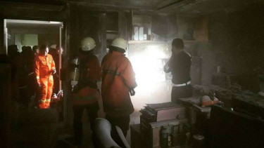 Petugas memeriksa kondisi ruangan yang terbakar di Gedung DPR