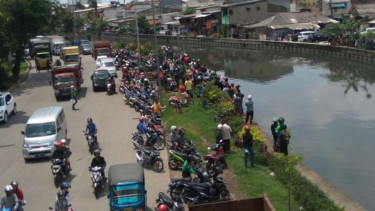 Kecelakaan tunggal mobil terjun di Kali Angke
