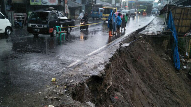 Longsor, jalur utama Puncak ditutup total, Senin, 5 Februari 2018