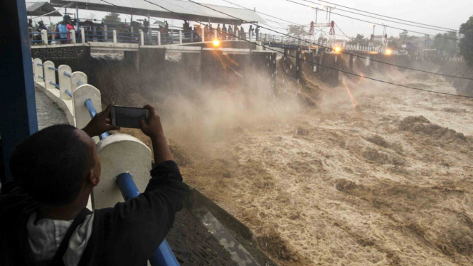 Bendung katulampa siaga satu