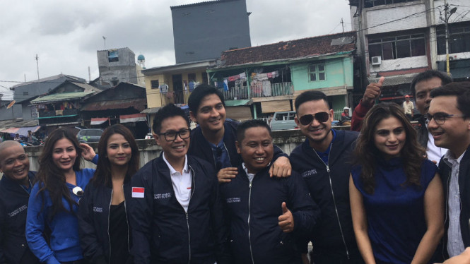 Sejumlah artis mengunjungi korban kebakaran di Krukut, Jakarta Barat