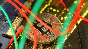 Ilustrasi uang virtual jenis Bitcoin di komputer.