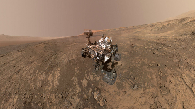 Selfie Robot Curiosity di lereng gunung Planet Mars