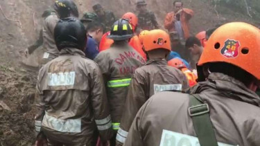 Tim gabungan melakukan pencarian terhadap 9 korban longsor di Puncak, Bogor.