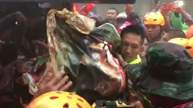 Tim gabungan mengevakausi korban longsor di Jalur Puncak, Bogor, Jawa Barat.