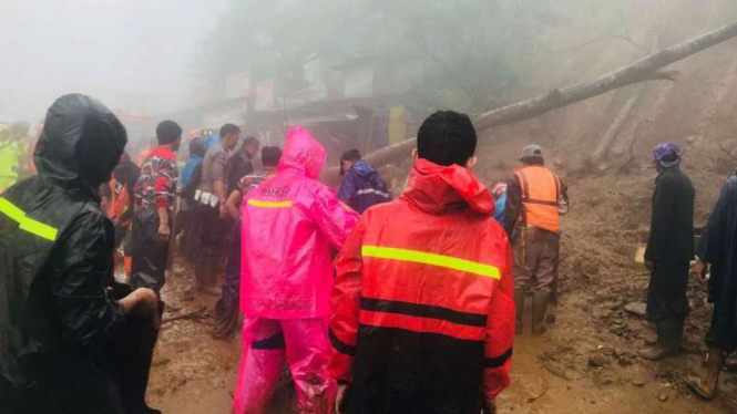 Tim gabungan melakukan pencarian terhadap 9 korban longsor di Puncak, Bogor.