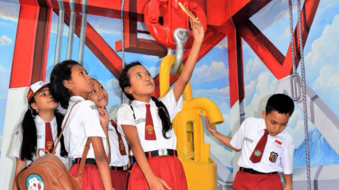 Sejumlah siswa SD saat mengunjungi Museum Migas 3D di Prabumulih.
