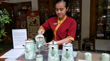 Teh gratis di kawasan pecinan di Glodok, Jakarta Barat. 