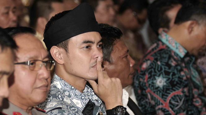 Mantan Gubernur Jambi Zumi Zola Zulkifli (kedua dari kiri)