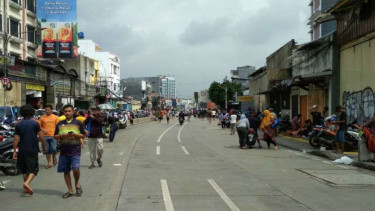 Penutupan Jalan Jatinegara Barat akibat luapan air Kali Ciliwung.