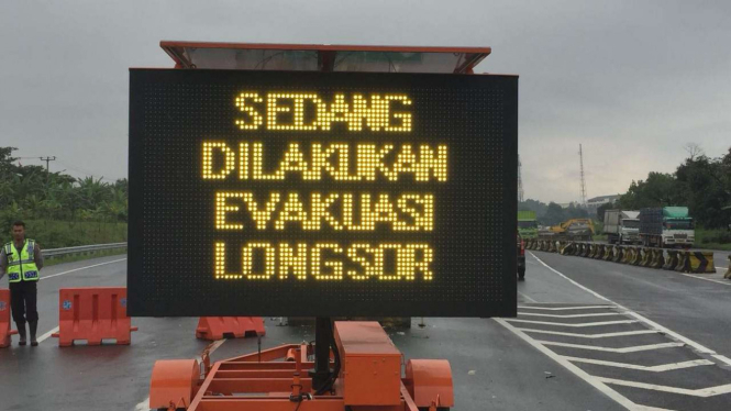 Jalur puncak dari Gadog ditutup sementara akibat longsor.