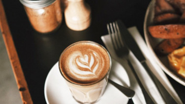 Salah satu menu di Two Hands Full Coffee.