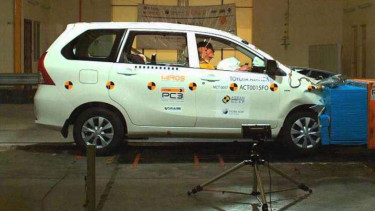 Uji tabrak Toyota Avanza.