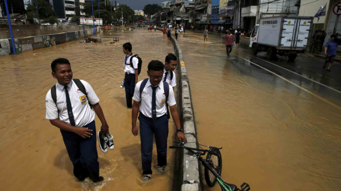 Banjir rendam Jalan Jatinegara, Jakarta Timur