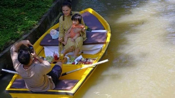 Atiqah Hasiholan berlibur di Kamandalu Ubud