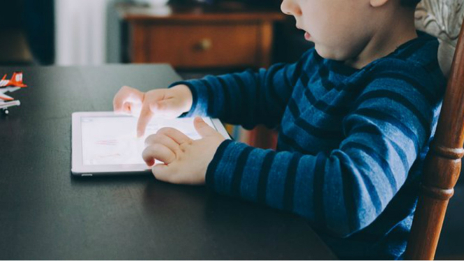Agar internet aman bagi anak, aktifkan pengaturan usia di ponsel dan komputer.