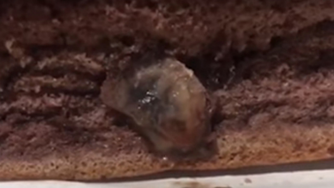 Kue mahal ada belatungnya.