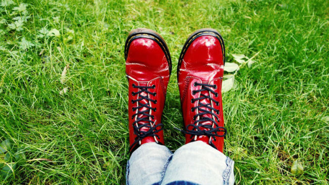 Wanita mengenakan sepatu warna merah