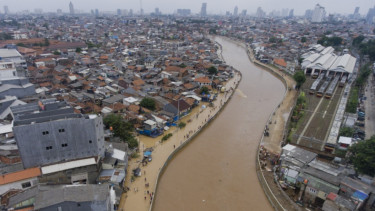 Foto Aerial Sungai Ciliwung Yang Merendam Kampung Pulo