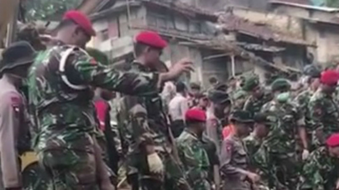 Anggota Kopassus cari korban longsor Cijeruk pakai ilmu getar