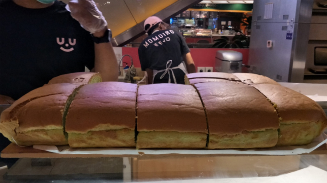 Pillow cake MOMOIRO.