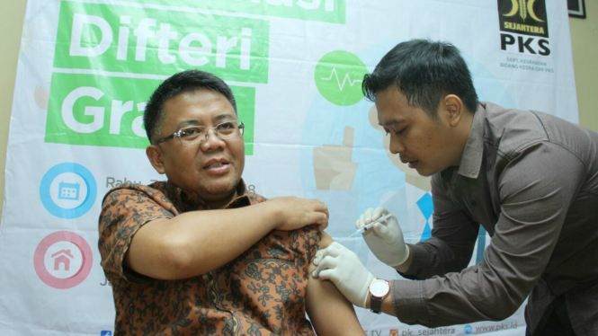 Presiden PKS Sohibul Iman saat vaksin difteri.