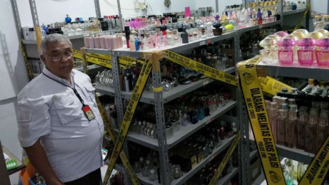 Ribuan botol parfum palsu dari pabrik yang digerebek Polda Metro Jaya di Taman Sari, Jakarta Barat.