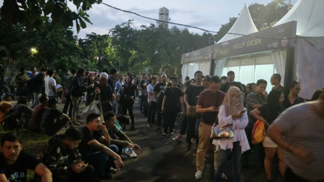 Penggemar antre memasuki lokasi konser Incubus.