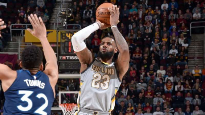 Bintang Cleveland Cavaliers, LeBron James (kanan)