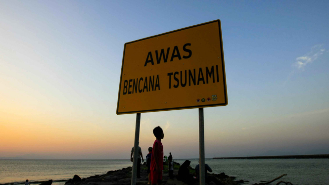 Rambu peringatan bencana tsunami di Pantai Gampong Jawa, Banda Aceh.