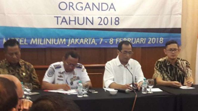 Menteri Perhubungan Budi Karya Sumadi (Tengah).