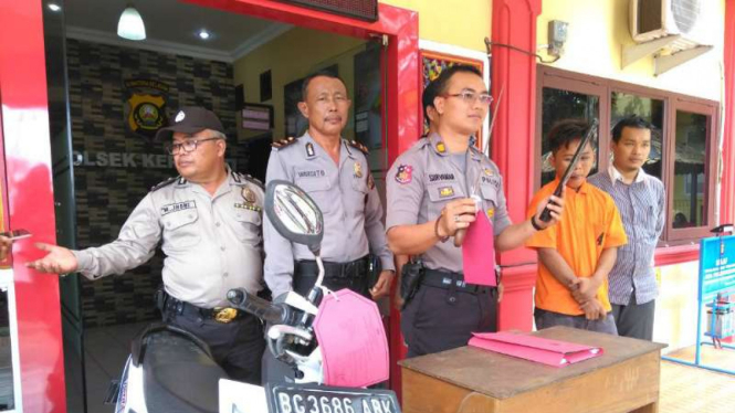 Budi, saat diamankan di Polsek Kertapati Palembang.