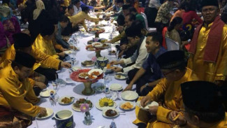 Anindya Bakrie Terkesan Tradisi Makan Bajamba di Minangkabau
