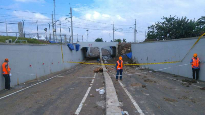 Underpas Perimeter usai longsor.
