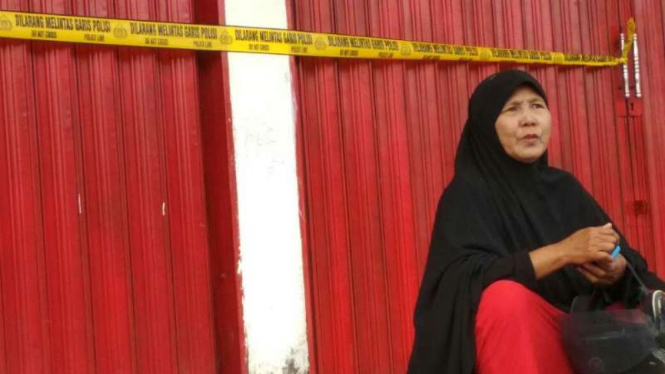 Honalisa, seorang di antara ribuan calon jemaah umrah, mendatangi kantor perwakilan perusahaan Abu Tour di Palembang, Sumatra Selatan, pada Jumat, 9 Februari 2018.