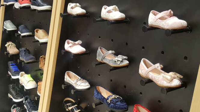Sepatu anak.