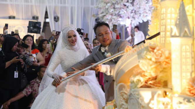 Resepsi pernikahan Vicky Prasetyo dan Angel Lelga.