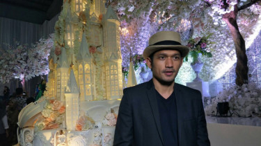 Ibnu Jamil di resepsi pernikahan Vicky Prasetyo dan Angel Lelga.