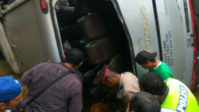 Ilustrasi bus wisata terguling.