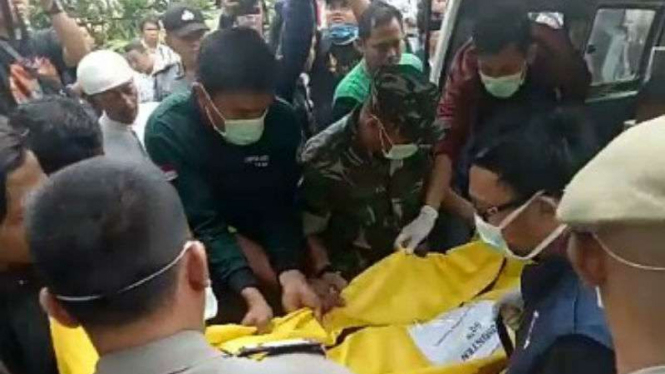 Jasad korban kecelakaan Tanjakan Emen tiba di RSUD Tangsel.