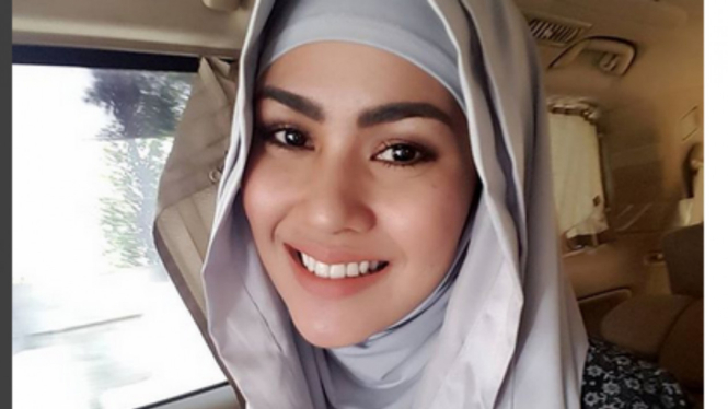 Kartika Putri berhijab.