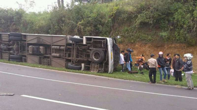 Bus pariwisata yang terguling di tanjakan Emen, Subang.