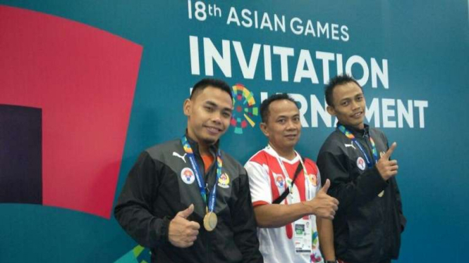 Eko Yuli Irawan (kiri) saat tampil di Test Event Asian Games 2018.