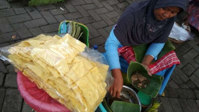 Pedagang Semanggi Suroboyo di Taman Bungkul Surabaya, Jawa Timur,