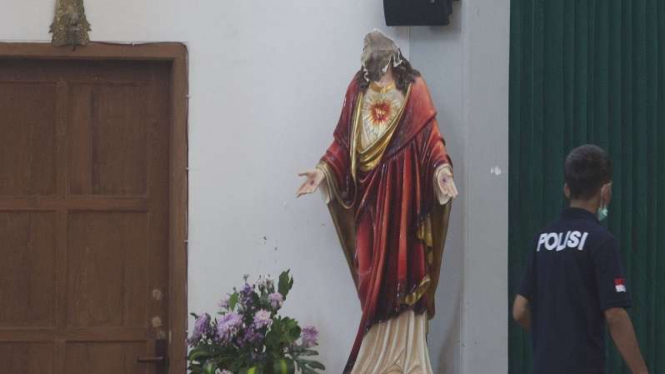 Petugas kepolisian melakukan olah TKP penyerangan Gereja Katolik di Sleman DIY
